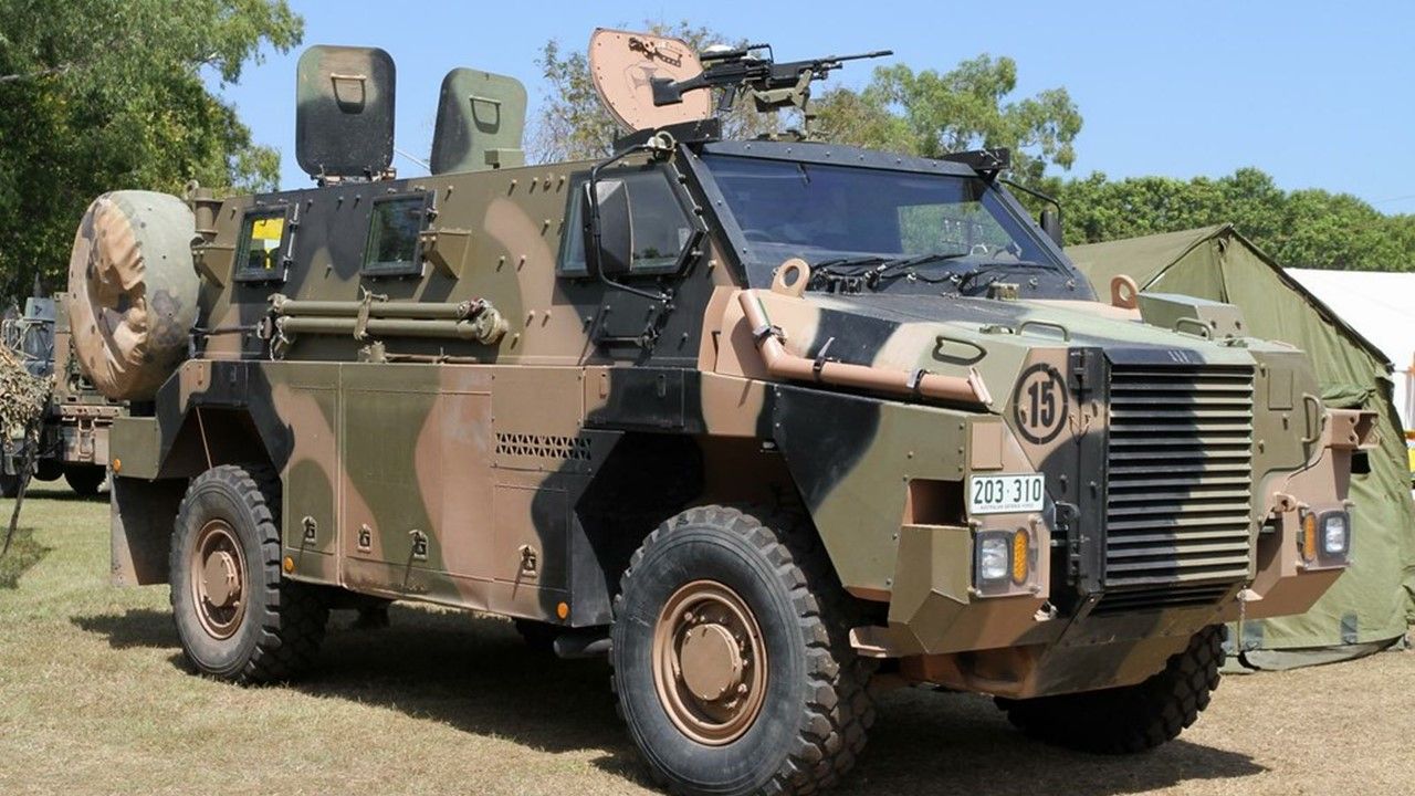 Защищенная машина. Bushmaster бронеавтомобиль Украина. MRAP Bushmaster. Бушмастер броневик Австралия Украина. Автомобили MRAP Bushmaster.