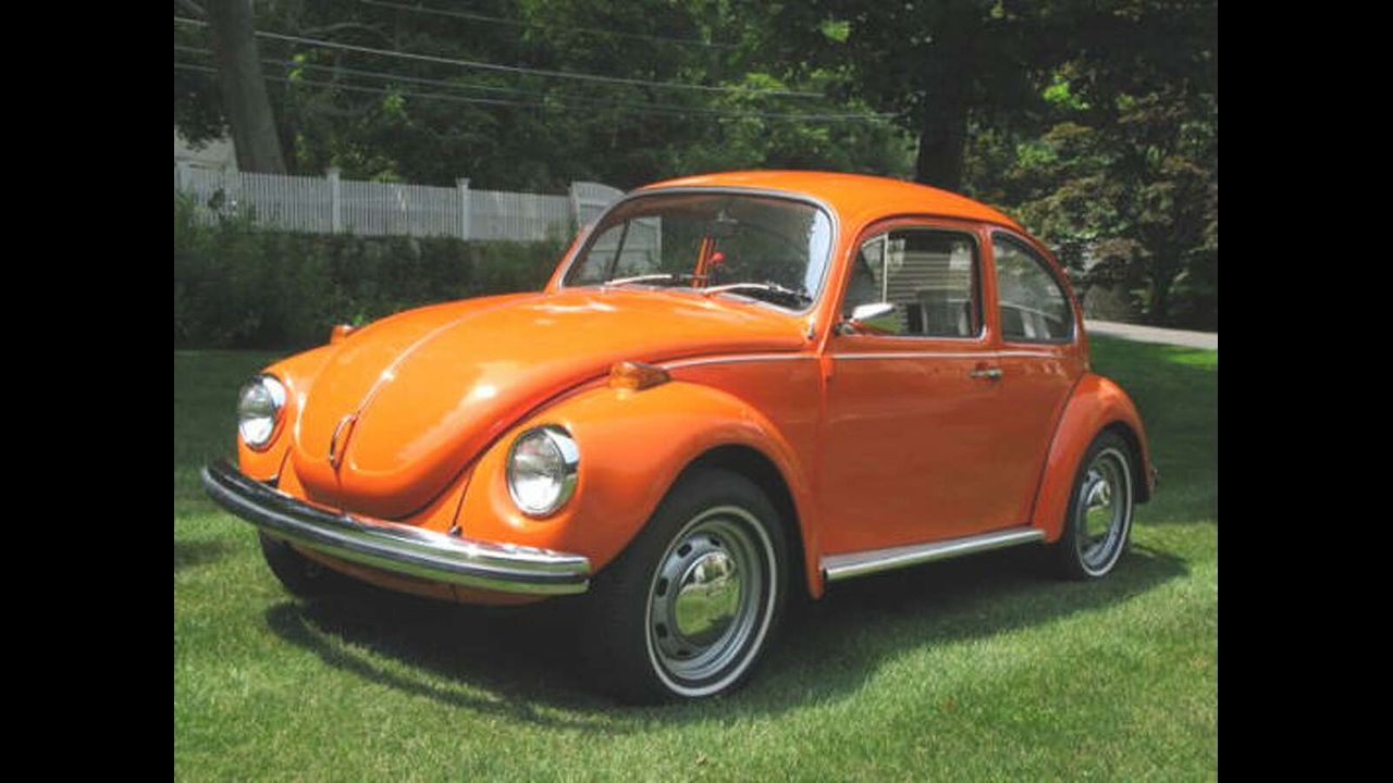 VW super Beetle. Оранжевый Фольксваген Жук. Фольксваген Жук Арлекин. Фольксваген Жук 72 года оранжевый.